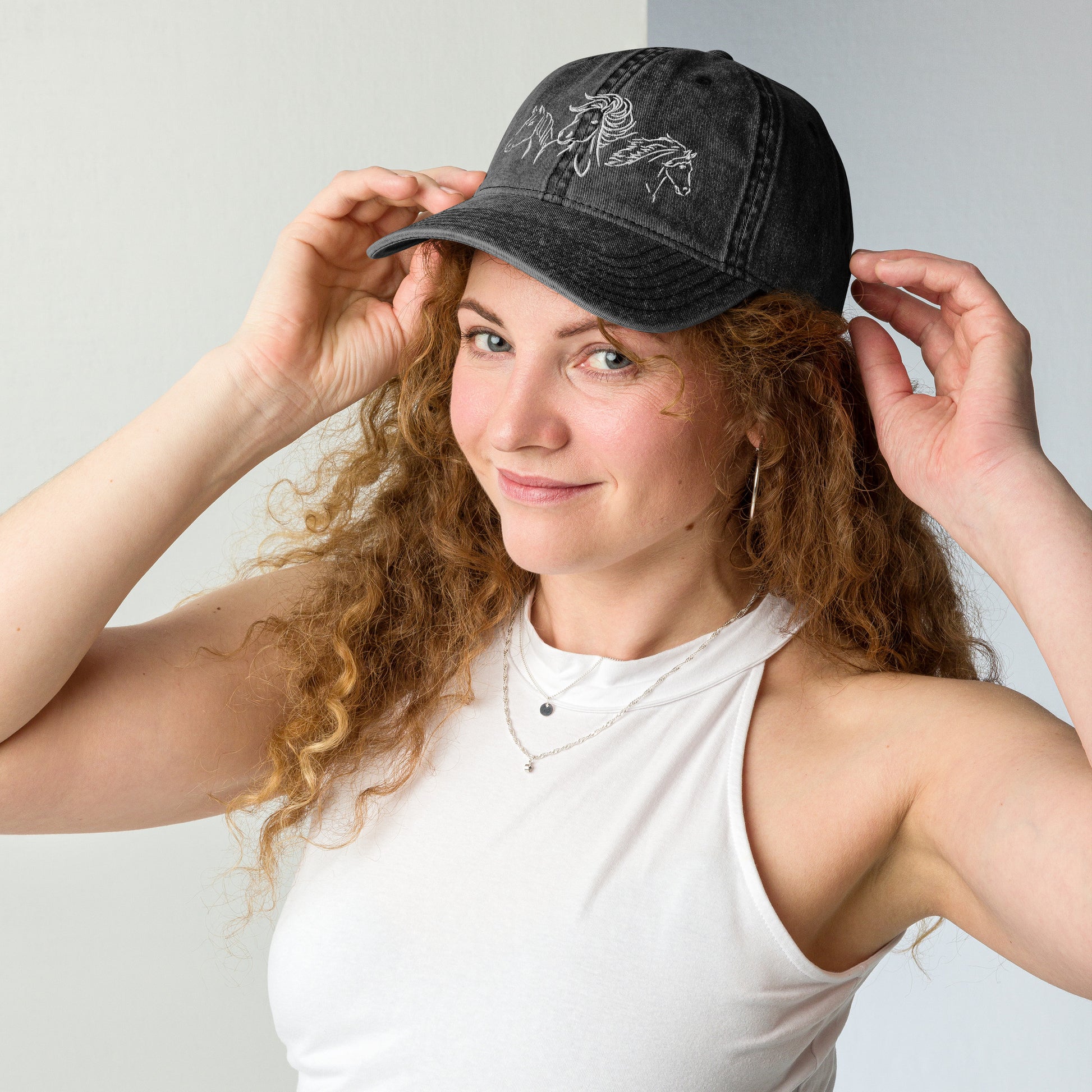 Drei Pferde - bestickte Vintage Baumwoll-Cord Cap - 100% Baumwolle